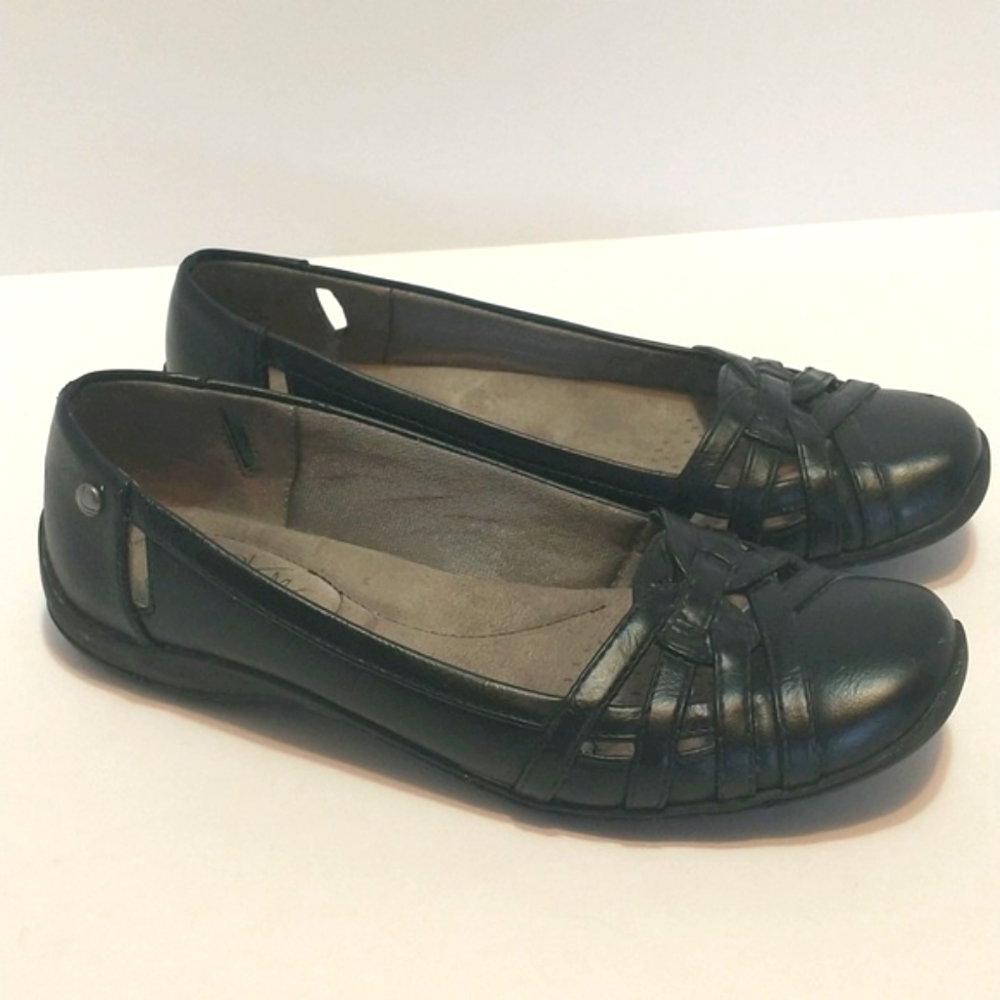 Life stride black dress shoe. Black flats. Size 6.5